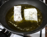 Foto del paso 1 de la receta: Supremas de bacalao y merluza en salsa con habas baby
