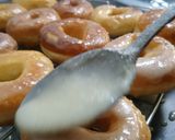 Foto langkah ke 5 dari resep Donat tepung protein sedang, glaze home made.