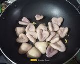 A picture of step 2 of Garlicky Stir Fried Water Chestnut.
