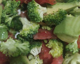 Foto del paso 1 de la receta: Ensalada brócoli, tomate y aguacate con especias