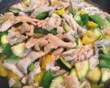รูปขั้นตอนการทำที่ 4 ของ ผัดซูกินี่อกไก่ฉีก คีโต