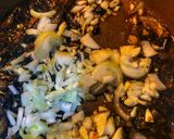 Foto langkah ke 3 dari resep Chicken Creamy Mushroom Sauce.