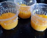 A picture of step 3 of Grapes orange yogurt popsicles.