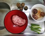 A picture of step 1 of Chinese Water Chestnut Mushroom Pork Patties 煎肉餅.