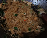 Foto langkah ke 4 dari resep Bihun Goreng ala ala Solaria.