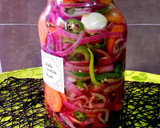 Foto del paso 18 de la receta: Cebollas moradas encurtidas con guindillas y zanahorias