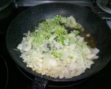 Foto del paso 4 de la receta Pollo con arroz servido con salsa de ciruelas, dátiles y pipas