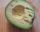 Foto del paso 2 de la receta: Ensalada de surimi con aguacate y mango