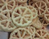 Foto langkah ke 5 dari resep Kembang Goyang Renyah.