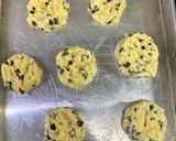 Foto langkah ke 4 dari resep Vanilla Choco Chip Cookies.