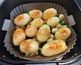 Foto del paso 7 de la receta: Mini salchichas de pollo al roquefort con calabacín y papas