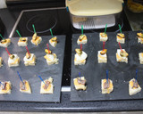 Foto del paso 10 de la receta: Cuadraditos de pan de molde con anchoas, queso y mejillones