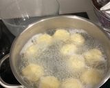 Foto del paso 4 de la receta: Albóndigas de merluza y bacalao con tomate y calabacín