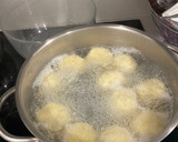 Foto del paso 4 de la receta: Albóndigas de merluza y bacalao con tomate y calabacín