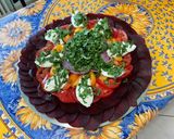 Une image de l'étape 13 de Salade de betteraves rouges aux deux tomates, oignon rouge et mozzarella.