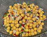 Foto del paso 1 de la receta: Ensalada de garbanzos con migas de bacalao