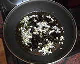 Foto del paso 2 de la receta: Pechuga asada con salteado de arroz con judías verdes y pasas