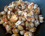 Foto langkah ke 2 dari resep Kerang Keong Macan Cumi Saos Padang.