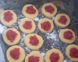 Foto del paso 5 de la receta: Alfajorcitos de maicena / Ojitos de membrillo