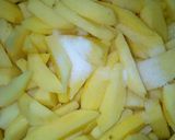 A picture of step 3 of Chips,fried egg and veggies sauce.