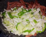 Foto del paso 2 de la receta: Salchichas con Col y pimiento