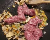 A picture of step 2 of Bucatini con ragú di salsiccia e funghi.