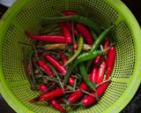 Gambar langkah 1 resipi Ayam daun selasih.