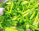 Hình bước làm 2 của món Cải Bó Xôi Xào Tỏi