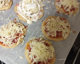Foto del paso 2 de la receta: Mini pizzas de bacon, jamón y cebolla