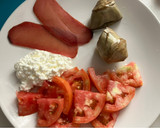Foto del paso 1 de la receta: Ensalada de tomate sobre tortilla de remolacha