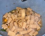 Foto del passaggio 5 della ricetta Mezze Maniche con Vongole, Salicornia e Bottarga