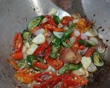 Foto langkah ke 2 dari resep Tumis Pedas Udang Cumi Asap.