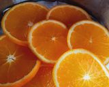 Foto del paso 2 de la receta: Torta invertida de naranja con harina integral y miel🍊