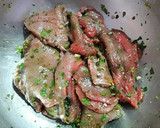 Foto del paso 6 de la receta: Filetes de ternera aliñados con cebolletas tiernas aliñadas