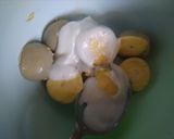 Foto langkah ke 3 dari resep Telur rebus isi vla kuning telur.