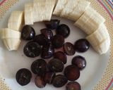 Foto del paso 1 de la receta: Helado saludable de yogurt, banana y uvas 😋🍇