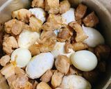 Hình bước làm 3 của món Thịt Kho Trứng Vịt Muối