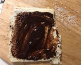 Hình bước làm 2 của món Sushi chuối bọc dừa và phủ chocolate