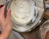 Kakaós piskótatekercs kókusztöltelékkel recept fázis 3 fotója