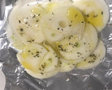 Foto del paso 3 de la receta: Salmón salvaje marinado, a las brasas, con cebolla en paquetito