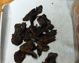 Foto del paso 1 de la receta: Muslos en hierbas y champiñones con fideos al ajo y perejil