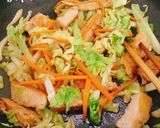 Hình bước làm 3 của món Chả cá xào bắp cải và cà rốt