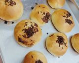 Foto langkah ke 7 dari resep Roti Isi Coklat Simple.
