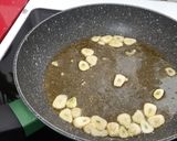 Foto del paso 2 de la receta: Ensalada templada de gulas al ajillo con brotes tiernos