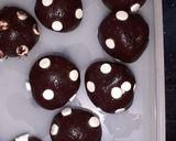 A picture of step 3 of Marrie biscuit choco rolls.