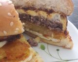 Foto langkah ke 5 dari resep Blackpepper Cheese Burger with Egg and Hashbrown.