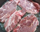 Pas rețetă Ceafă de porc la tigaie cu usturoi 1 fotografie