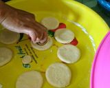 Foto langkah ke 4 dari resep Donat Kampung Gula Putih Ekonomis.