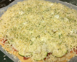 Foto del paso 5 de la receta: Pizza de calabacín, cebolla y quesos