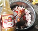 Hình bước làm 4 của món Cá, thịt kho chuối xanh tương bần
